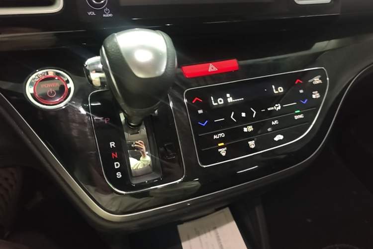 Used Honda Elysion 2019 2.0L Hybrid Supreme Edition Gear Lever