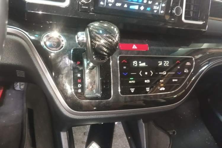 Used Honda Elysion 2019 2.0L Hybrid Supreme Edition Gear Lever