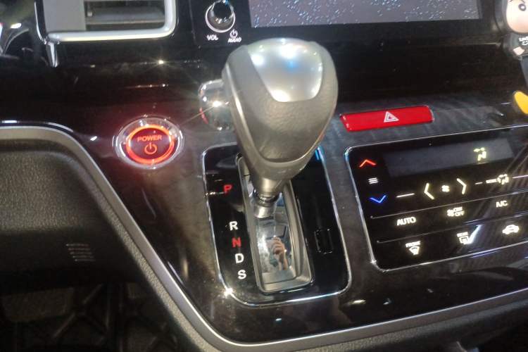 Used Honda Elysion 2019 2.0L Hybrid Supreme Edition Gear Lever