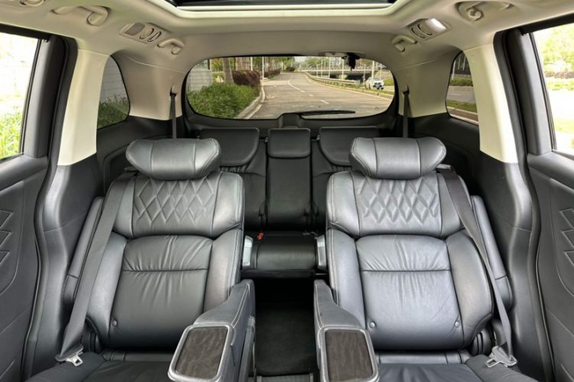 Used Honda Elysion 2019 2.0L Hybrid Luxury Edition Interior 10