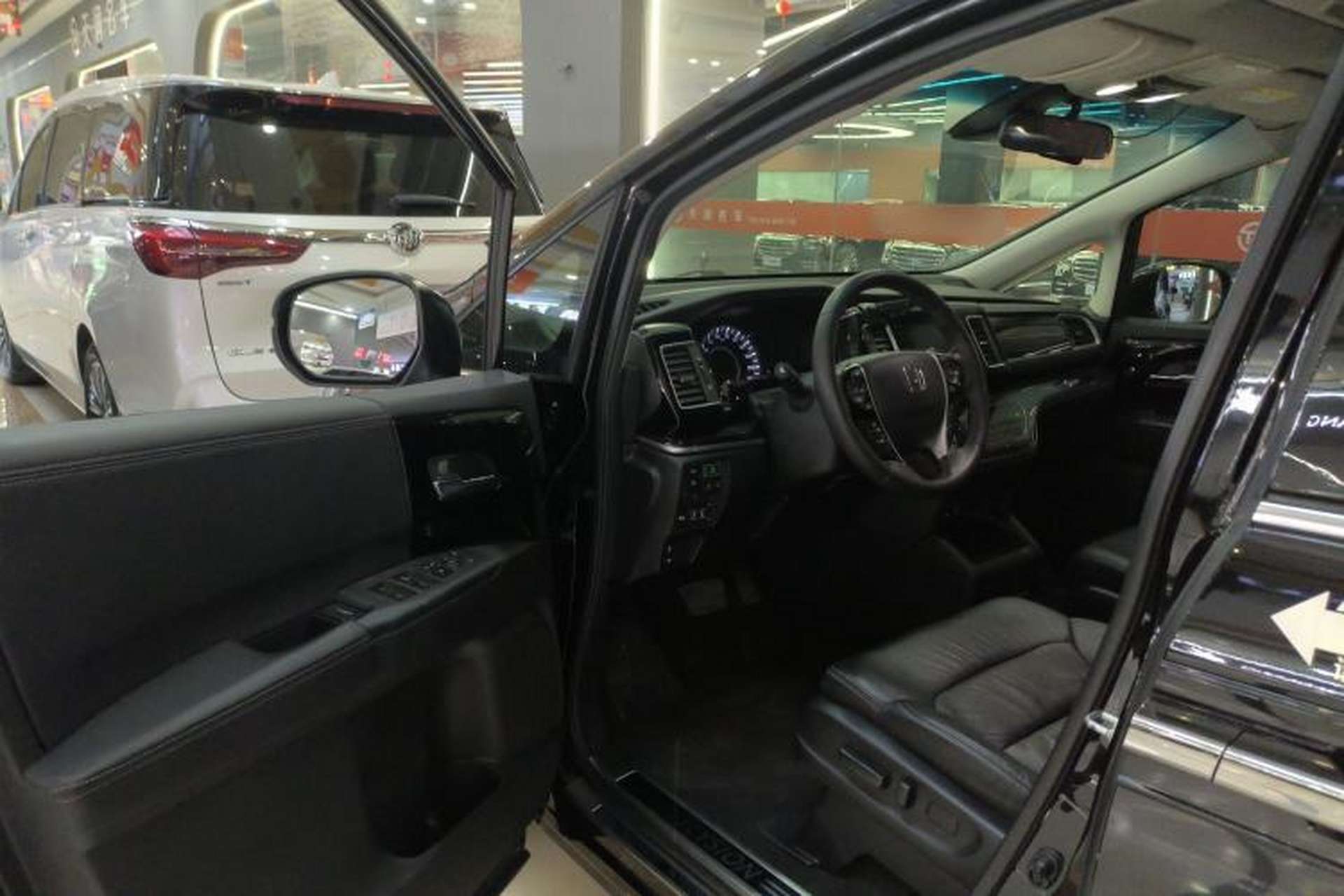 Used Honda Elysion 2019 2.0L Hybrid Luxury Edition Interior 3