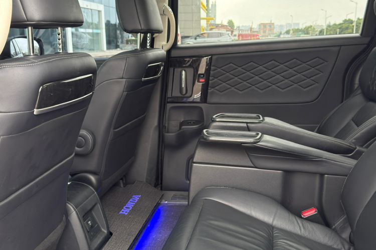 Used Honda Elysion 2019 2.0L Hybrid Luxury Edition Interior 3