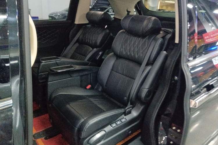 Used Honda Elysion 2019 2.0L Hybrid Luxury Edition Interior 4
