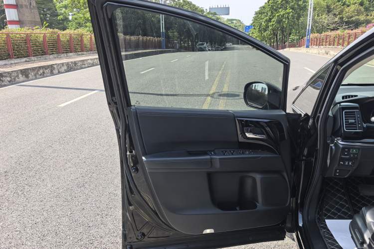 Used Honda Elysion 2019 2.0L Hybrid Luxury Edition Interior 6