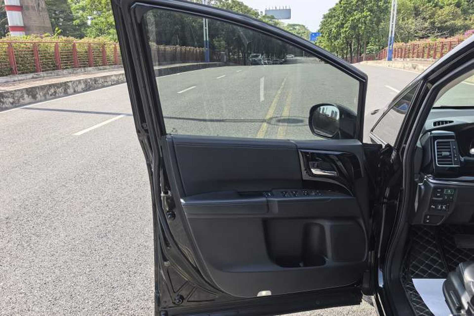 Used Honda Elysion 2019 2.0L Hybrid Luxury Edition Interior 6