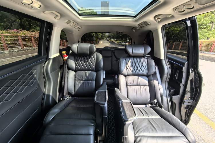 Used Honda Elysion 2019 2.0L Hybrid Luxury Edition Interior 9