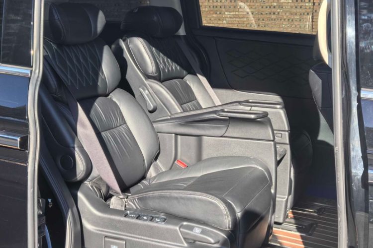 Used Honda Elysion 2019 2.0L Hybrid Luxury Edition Interior 9