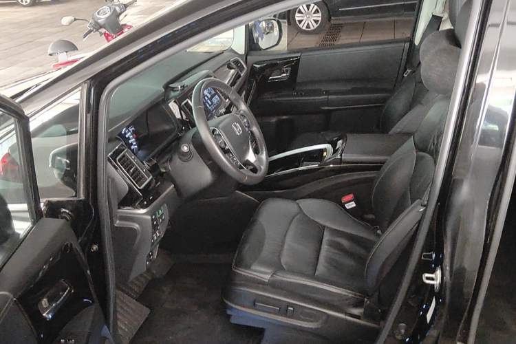 Used Honda Elysion 2019 2.0L Hybrid Supreme Edition Left Front Seat