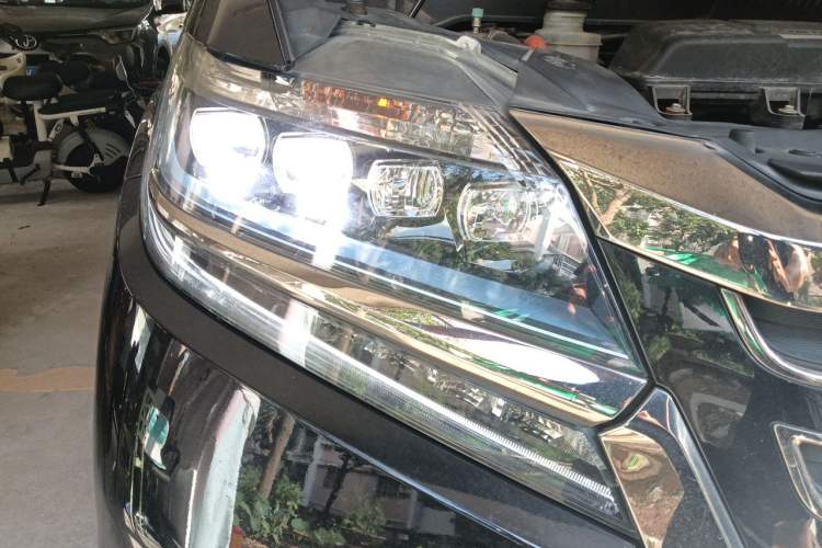 Used Honda Elysion 2019 2.0L Hybrid Luxury Edition Right Front Headlight