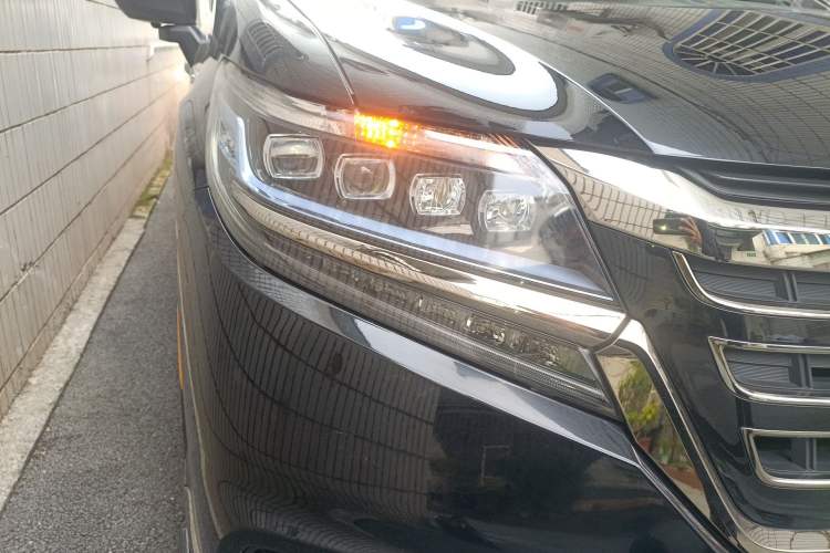 Used Honda Elysion 2019 2.0L Hybrid Luxury Edition Right Front Headlight