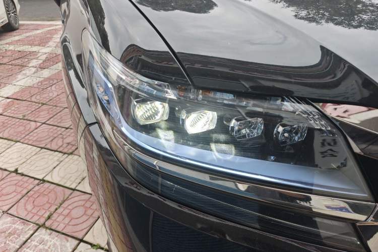Used Honda Elysion 2019 2.0L Hybrid Luxury Edition Right Front Headlight