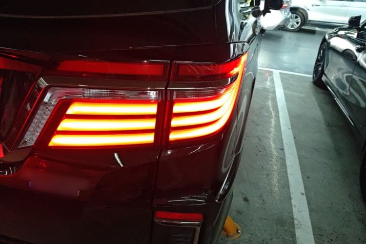 Used Honda Elysion 2019 2.0L Hybrid Luxury Edition Right Rear Taillight