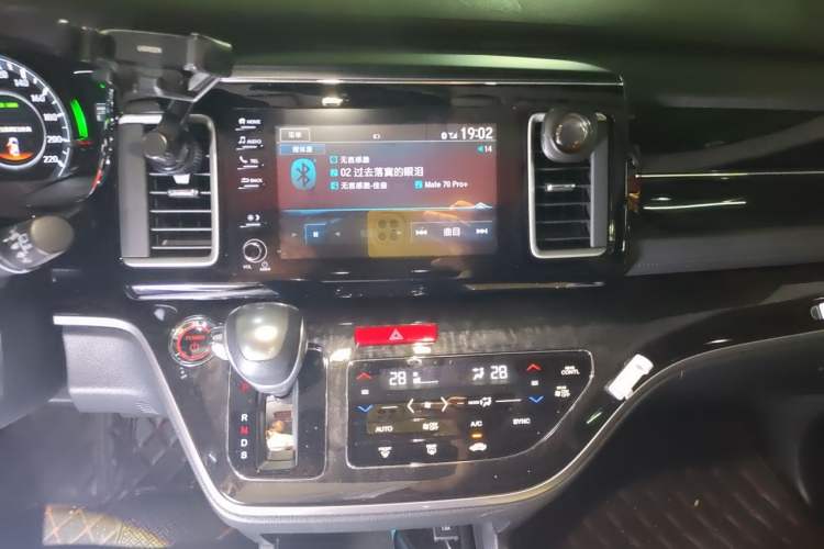 Used Honda Elysion 2019 2.0L Hybrid Luxury Edition Audio And AC Panel