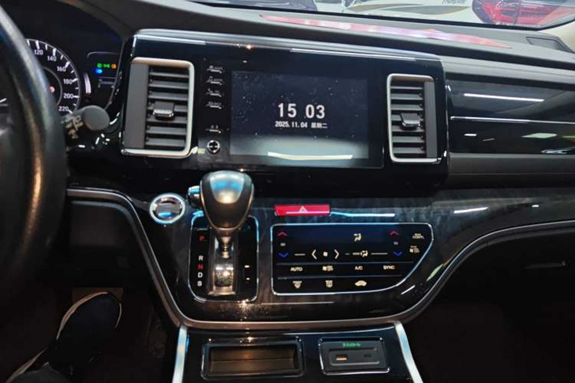 Used Honda Elysion 2019 2.0L Hybrid Luxury Edition Audio And AC Panel