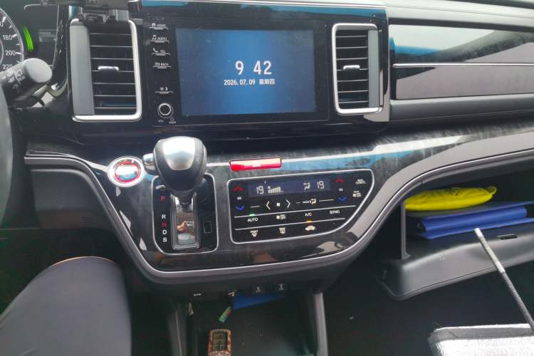 Used Honda Elysion 2019 2.0L Hybrid Luxury Edition Audio And AC Panel