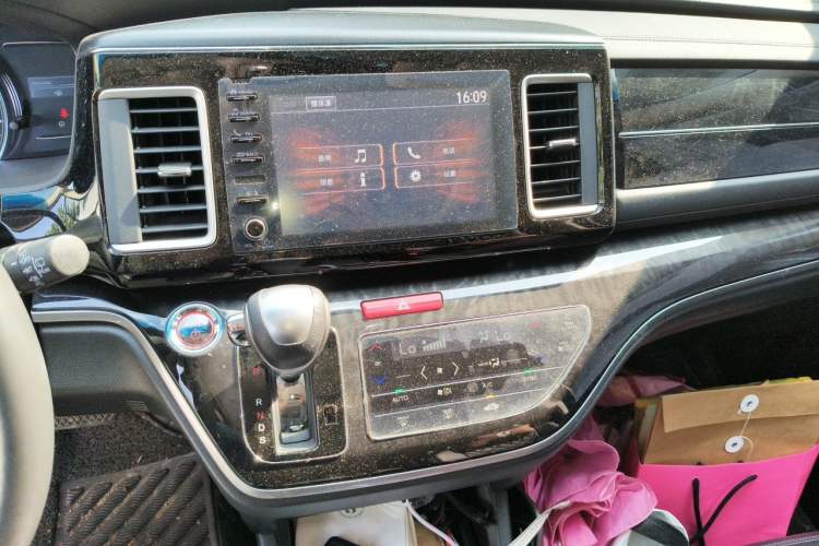 Used Honda Elysion 2019 2.0L Hybrid Luxury Edition Audio And AC Panel