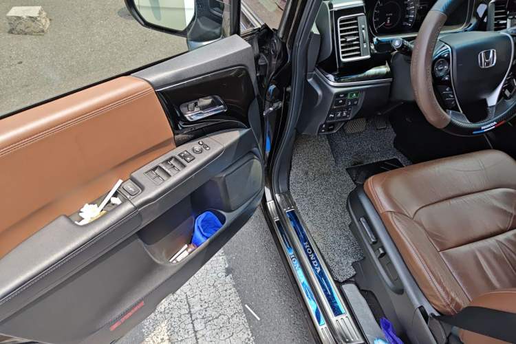 Used Honda Elysion 2019 2.0L Hybrid Supreme Edition Driver Seat