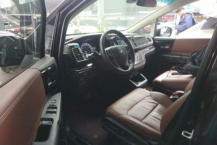 Used Honda Elysion 2019 2.0L Hybrid Supreme Edition Driver Seat