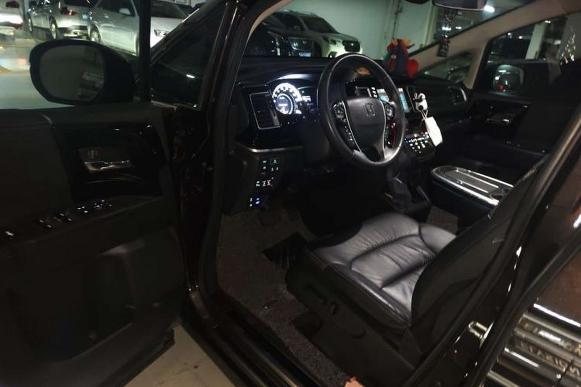 Used Honda Elysion 2019 2.0L Hybrid Supreme Edition Driver Seat