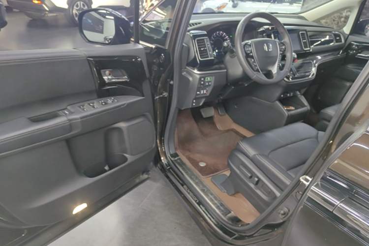 Used Honda Elysion 2019 2.0L Hybrid Luxury Edition Driver Seat