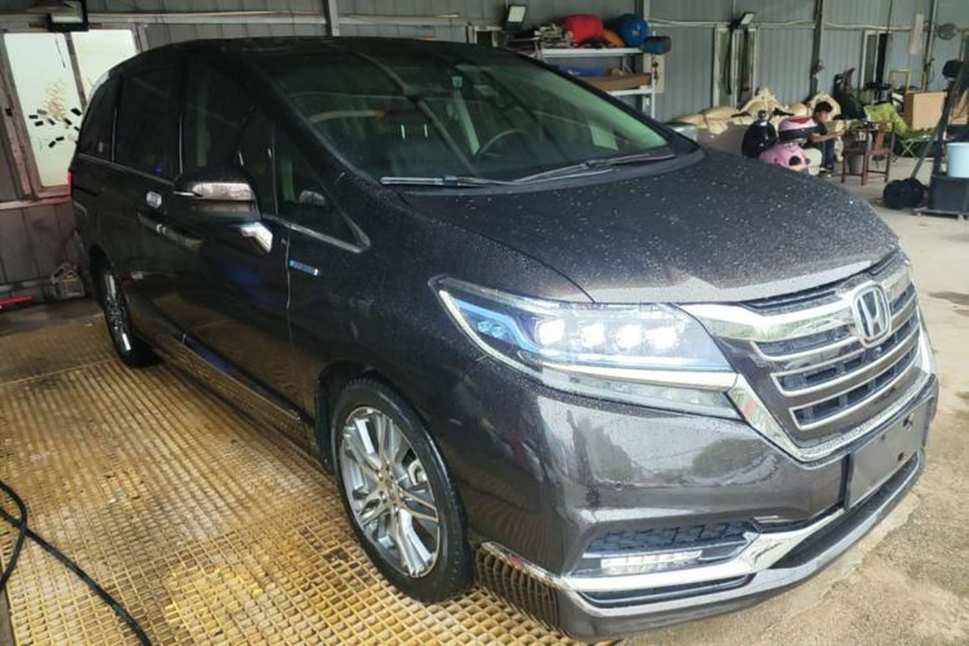 Used Honda Elysion 2019 2.0L Hybrid Supreme Edition Front Right 45 Deg