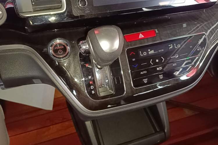 Used Honda Elysion 2019 2.0L Hybrid Supreme Edition Gear Lever