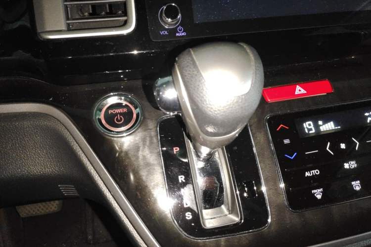 Used Honda Elysion 2019 2.0L Hybrid Supreme Edition Gear Lever