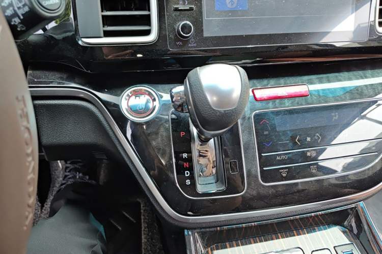 Used Honda Elysion 2019 2.0L Hybrid Supreme Edition Gear Lever