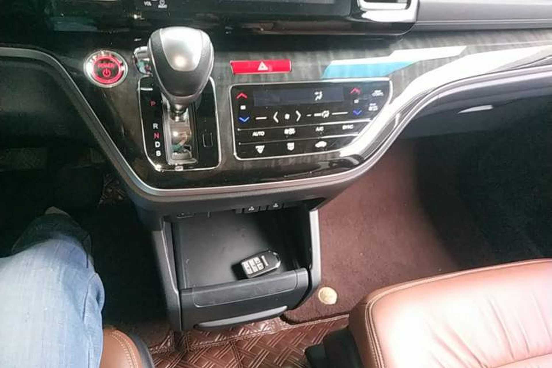 Used Honda Elysion 2019 2.0L Hybrid Supreme Edition Gear Lever