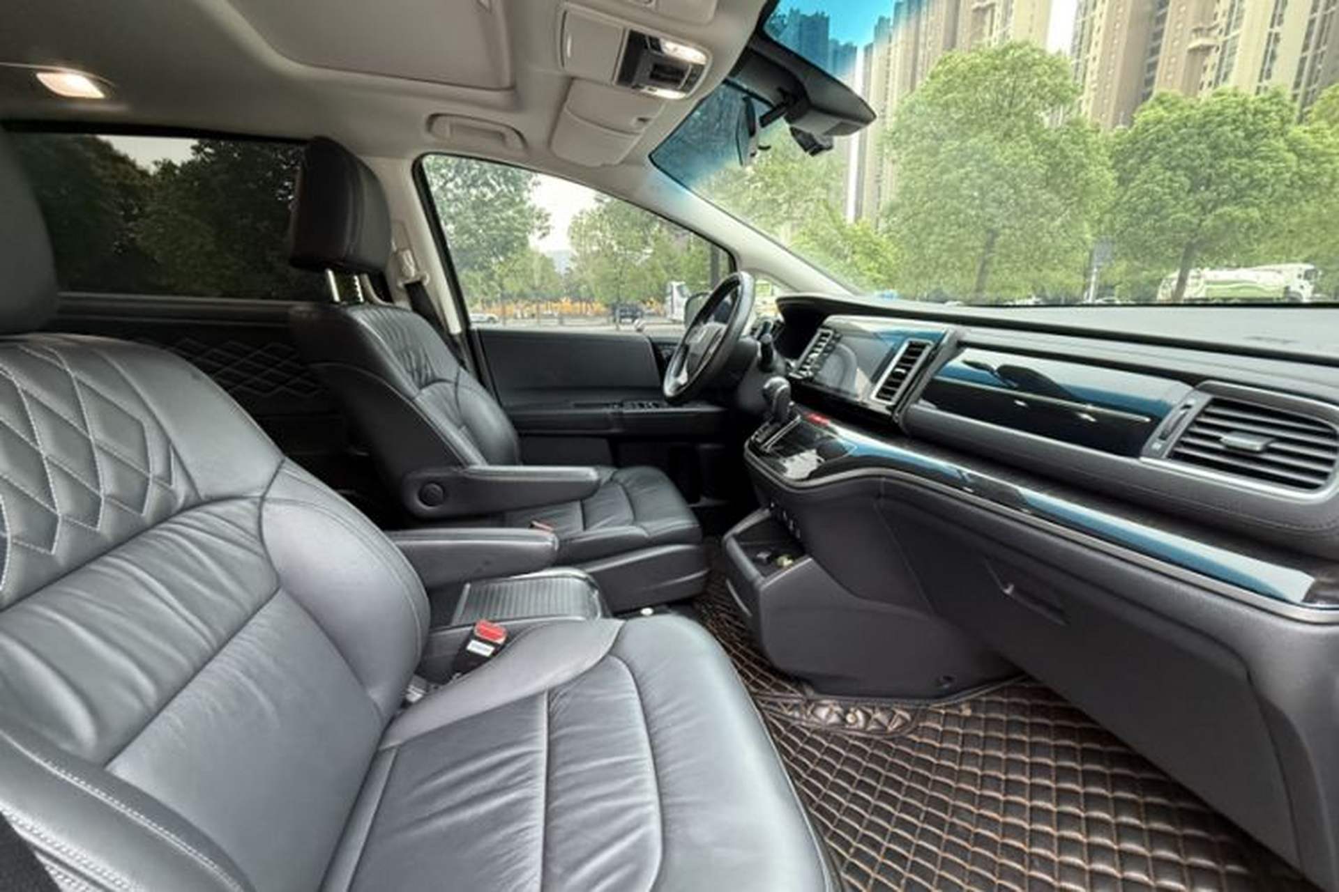 Used Honda Elysion 2019 2.0L Hybrid Luxury Edition Interior 1