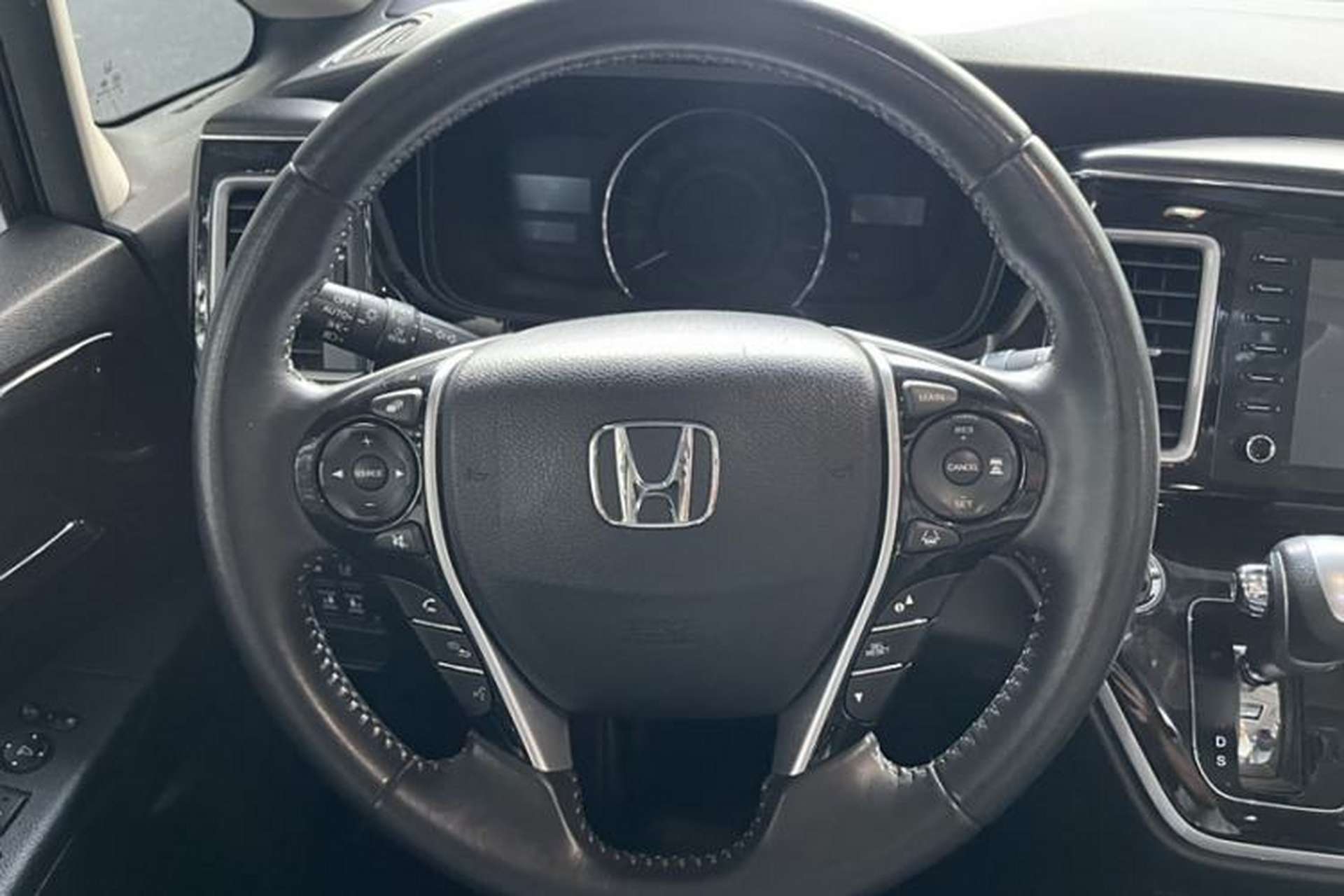 Used Honda Elysion 2019 2.0L Hybrid Supreme Edition Interior 1