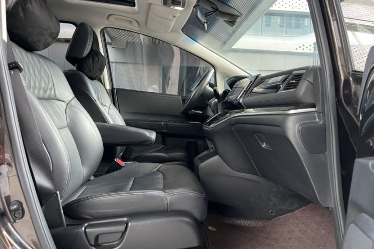 Used Honda Elysion 2019 2.0L Hybrid Supreme Edition Interior 2