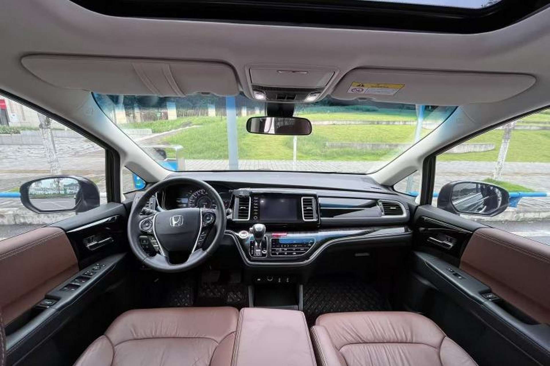 Used Honda Elysion 2019 2.0L Hybrid Supreme Edition Interior 2