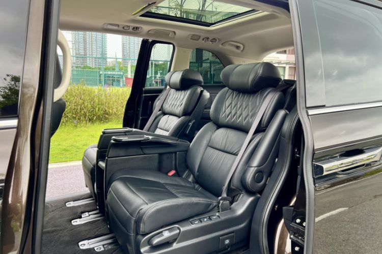 Used Honda Elysion 2019 2.0L Hybrid Luxury Edition Interior 4