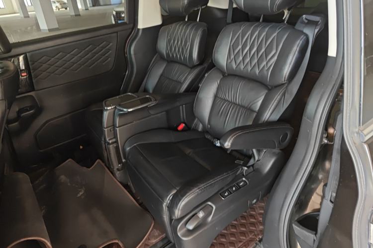 Used Honda Elysion 2019 2.0L Hybrid Supreme Edition Interior 4