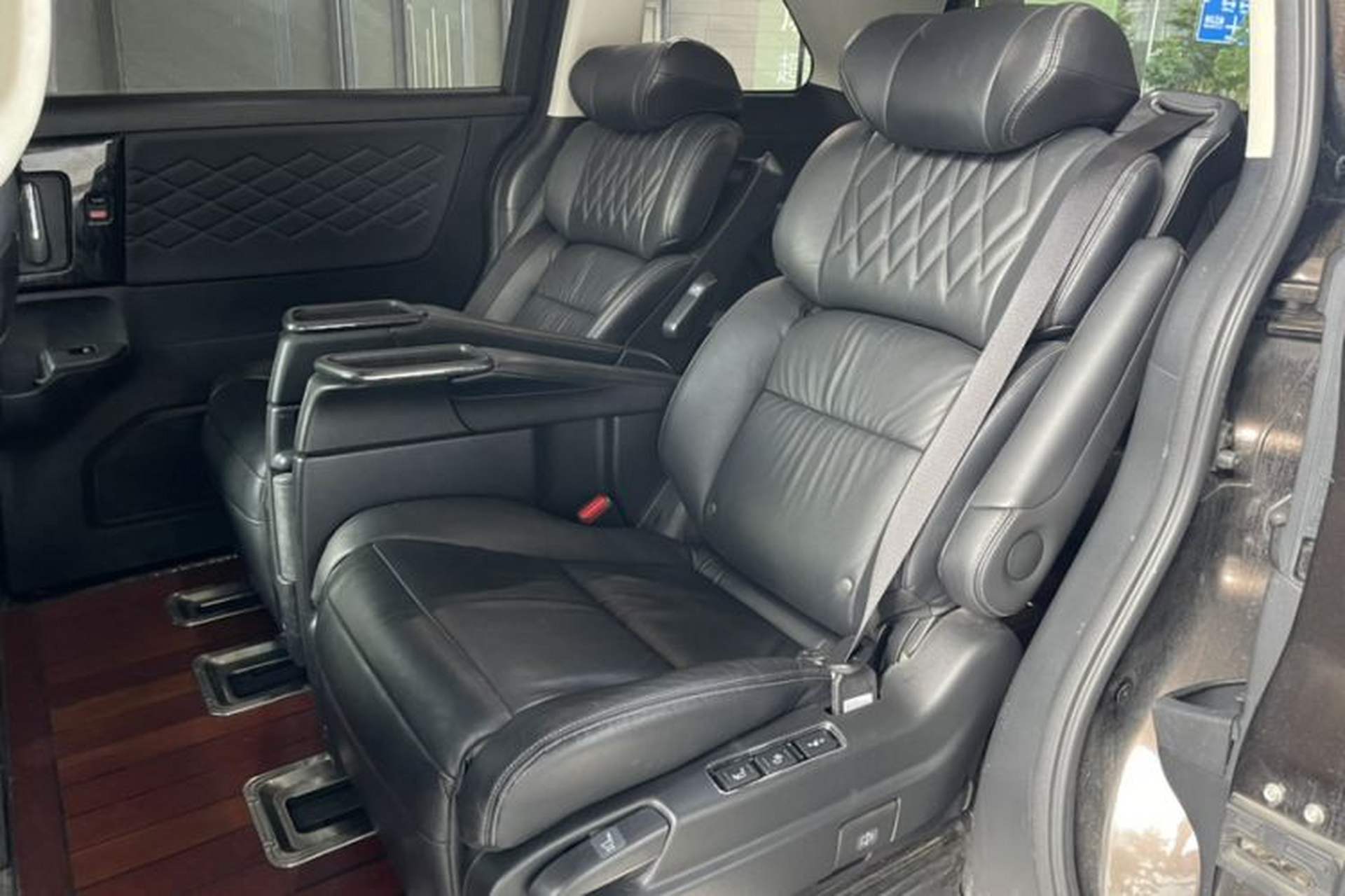 Used Honda Elysion 2019 2.0L Hybrid Supreme Edition Interior 4