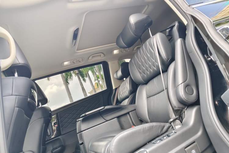 Used Honda Elysion 2019 2.0L Hybrid Luxury Edition Interior 4