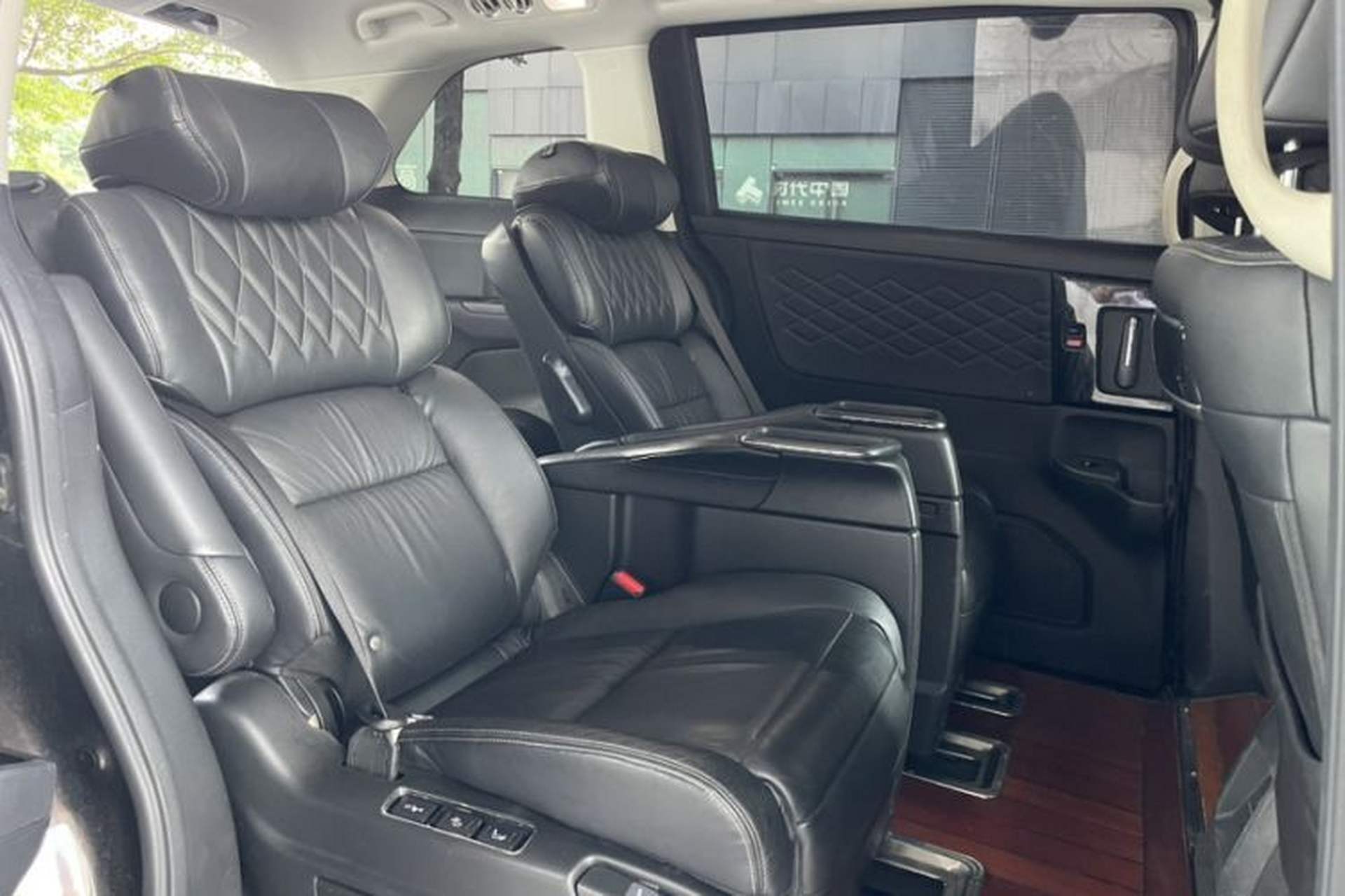 Used Honda Elysion 2019 2.0L Hybrid Supreme Edition Interior 5