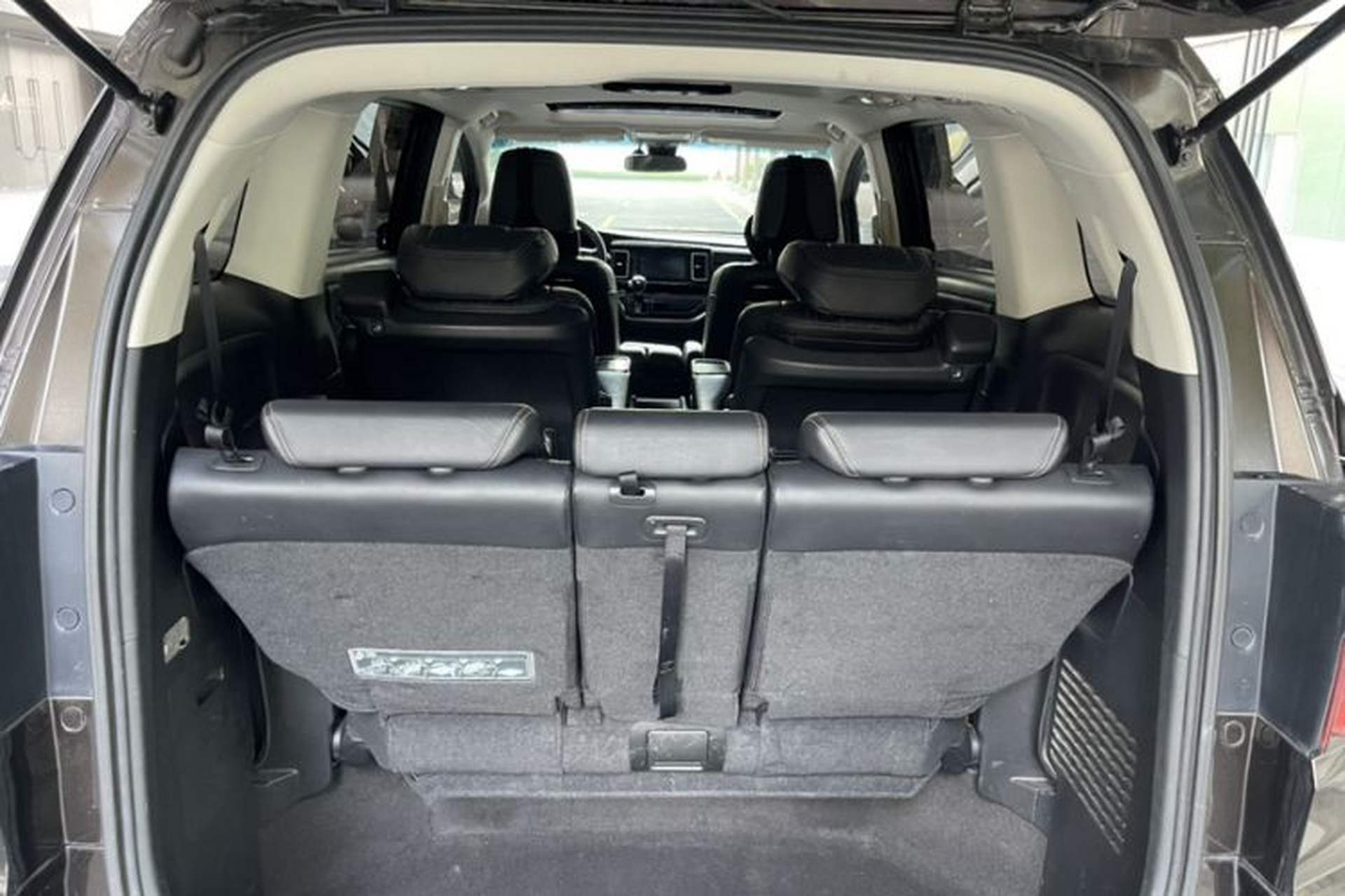 Used Honda Elysion 2019 2.0L Hybrid Supreme Edition Interior 7