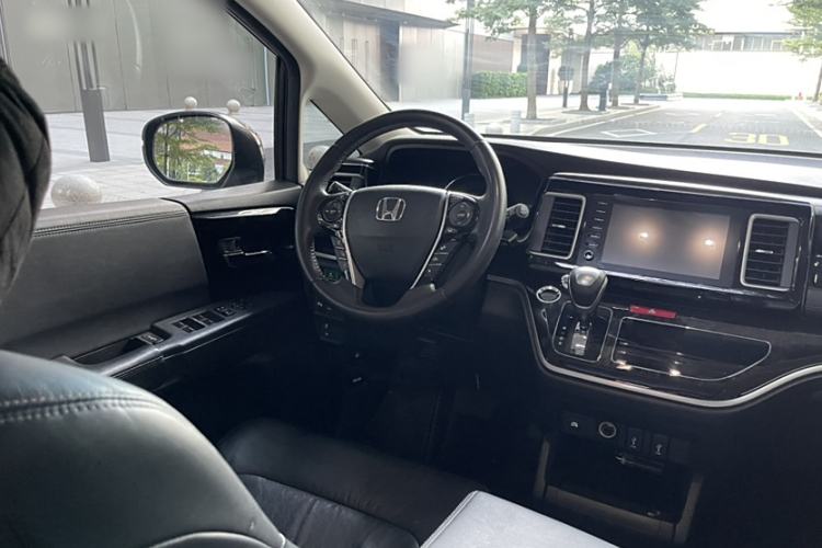 Used Honda Elysion 2019 2.0L Hybrid Supreme Edition Interior 8