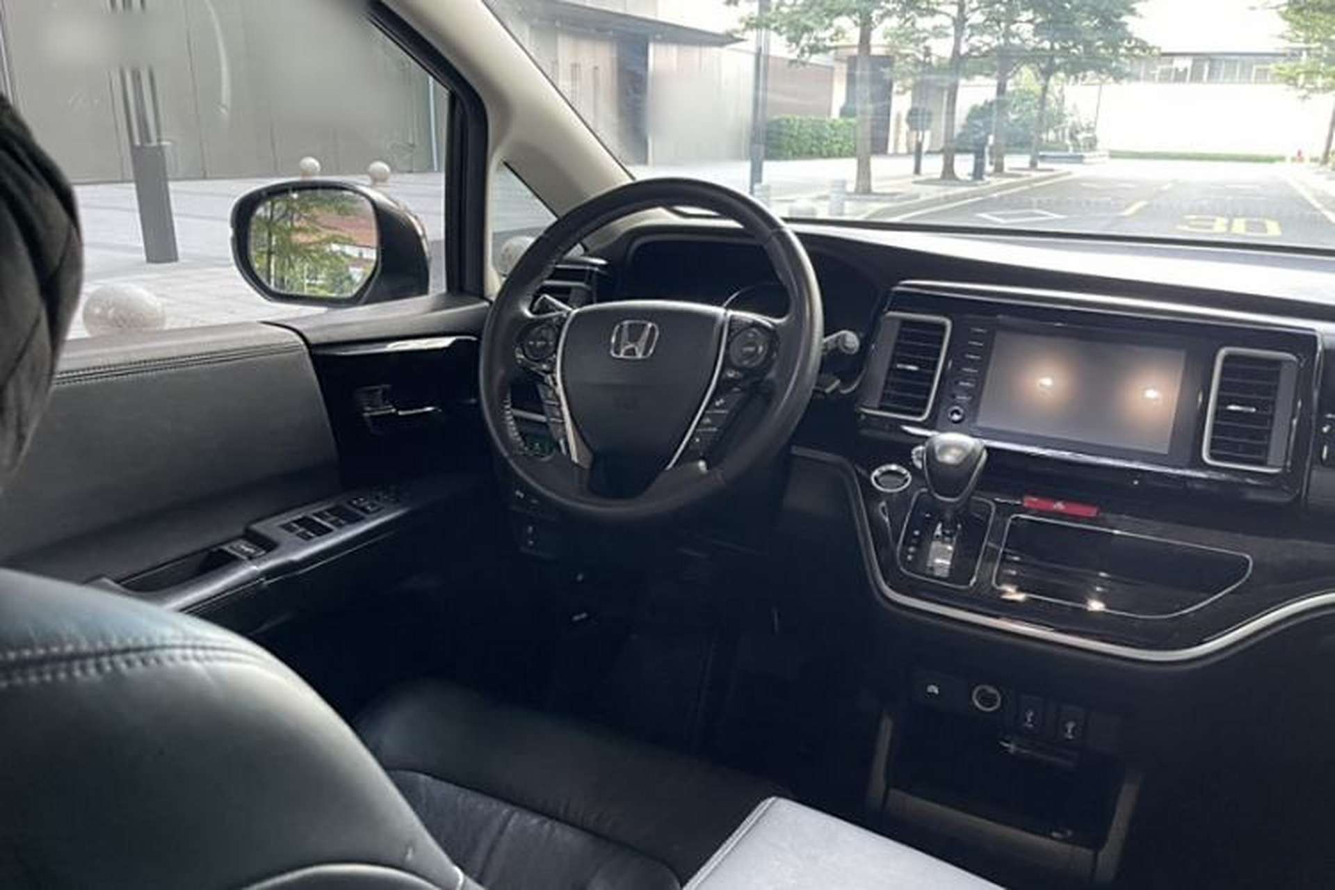 Used Honda Elysion 2019 2.0L Hybrid Supreme Edition Interior 8