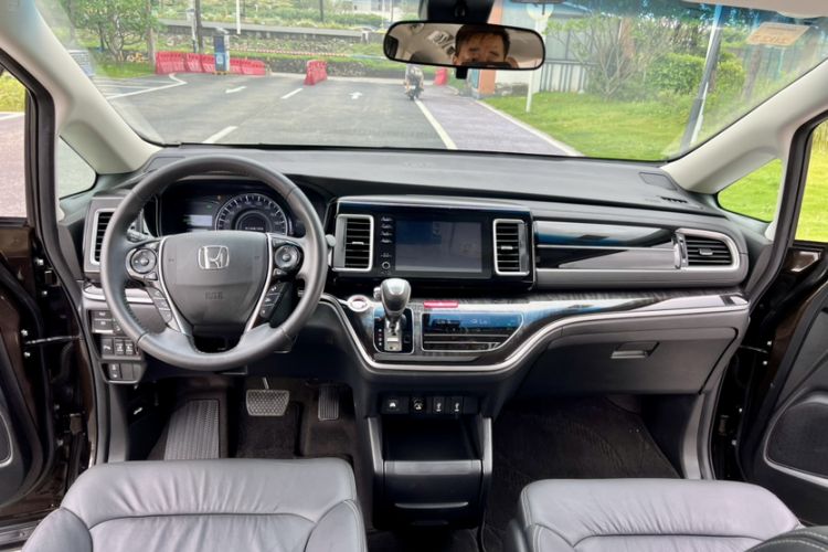 Used Honda Elysion 2019 2.0L Hybrid Luxury Edition Interior 9