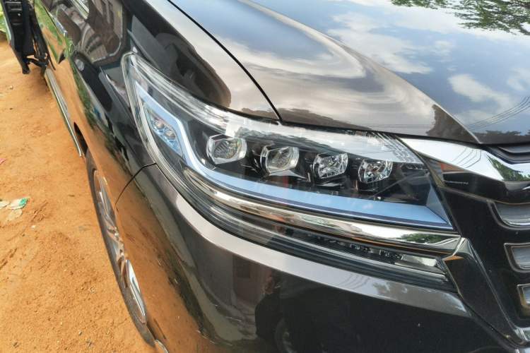 Used Honda Elysion 2019 2.0L Hybrid Luxury Edition Right Front Headlight