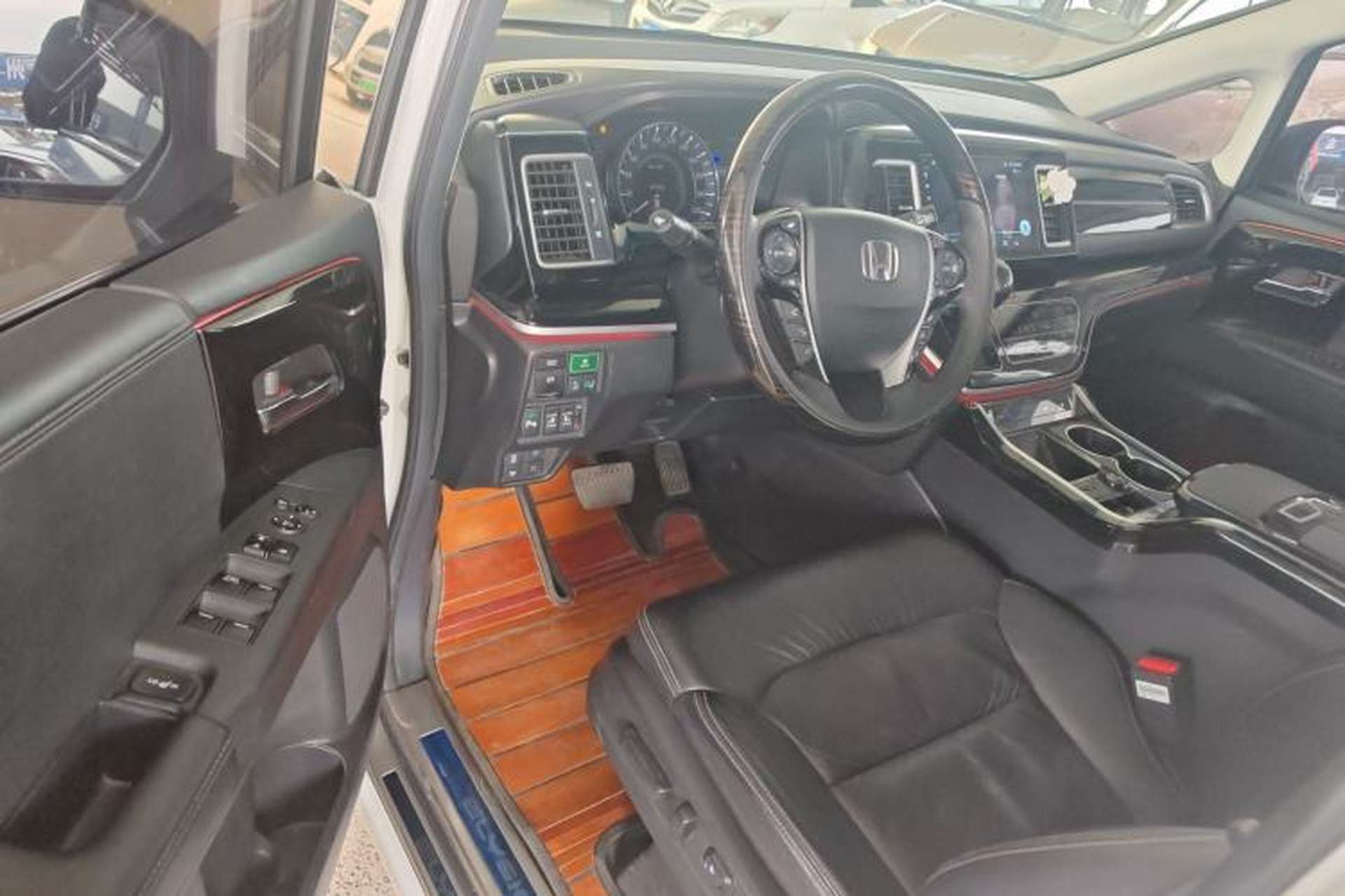 Used Honda Elysion 2019 2.0L Hybrid Luxury Edition Driver Seat