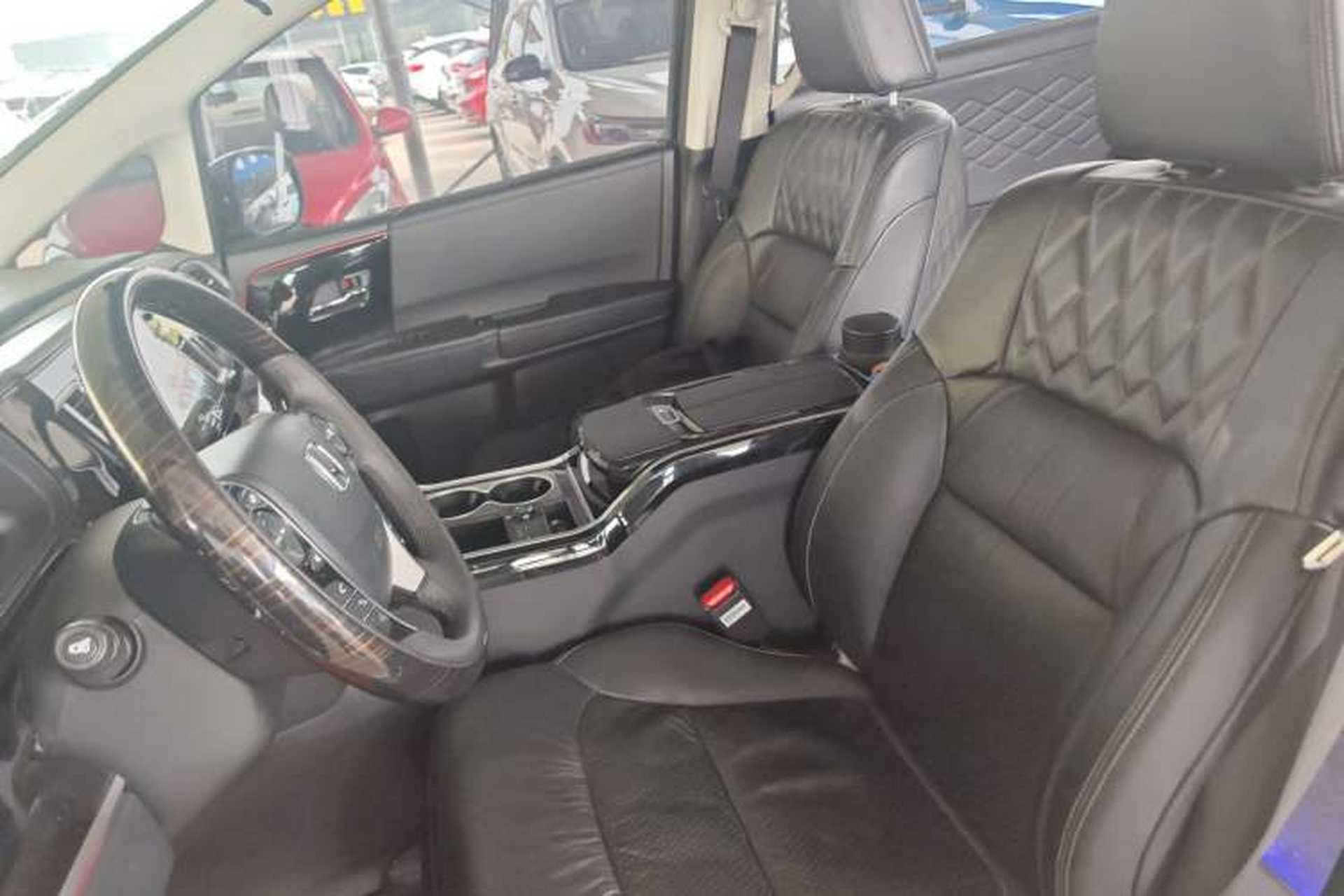 Used Honda Elysion 2019 2.0L Hybrid Luxury Edition Left Front Seat