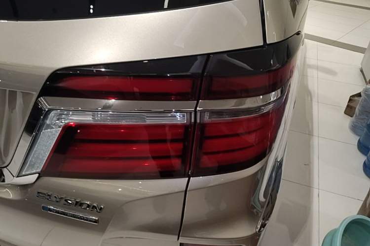 Used Honda Elysion 2019 2.0L Hybrid Luxury Edition Right Rear Taillight