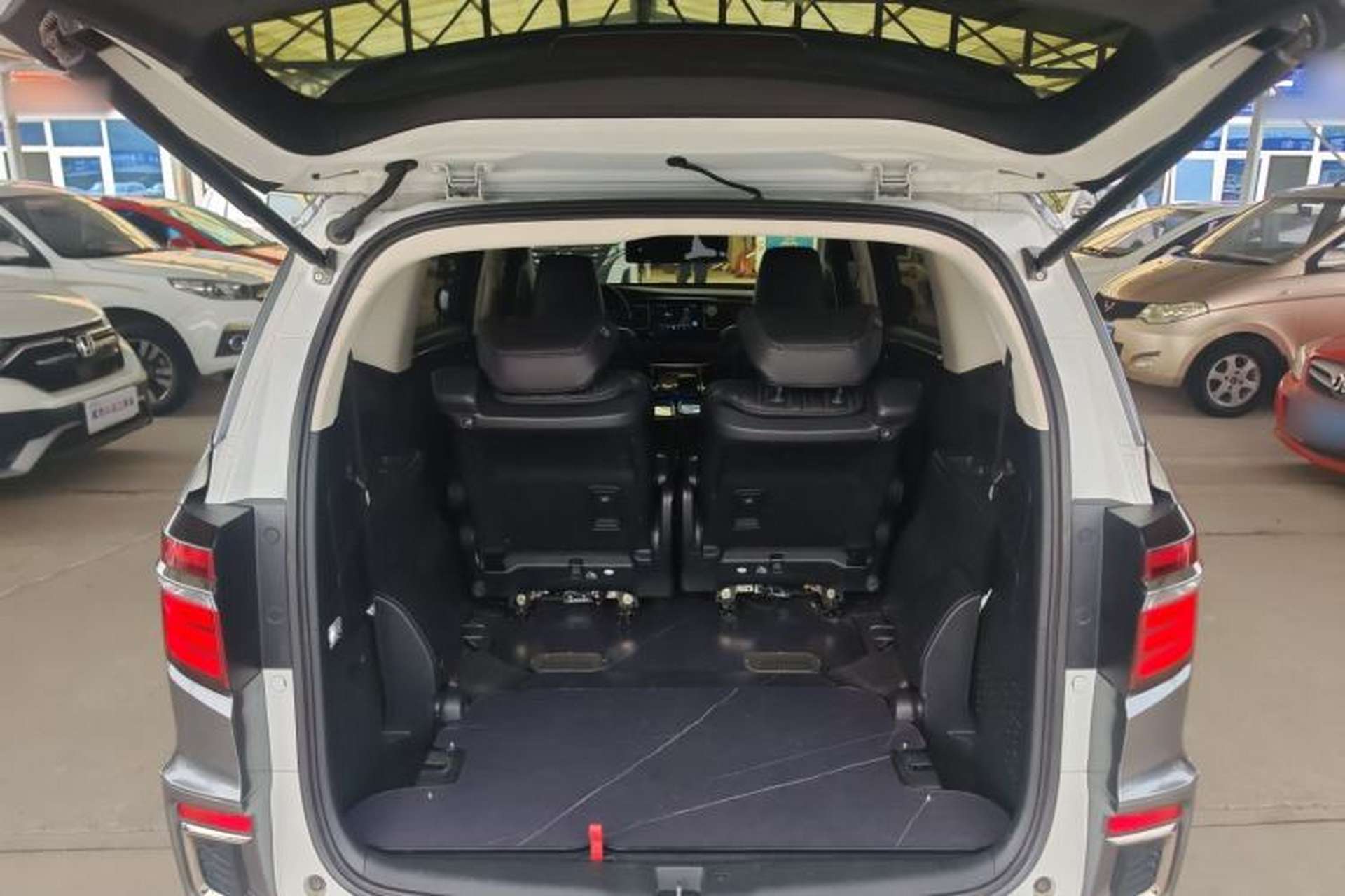 Used Honda Elysion 2019 2.0L Hybrid Luxury Edition Trunk