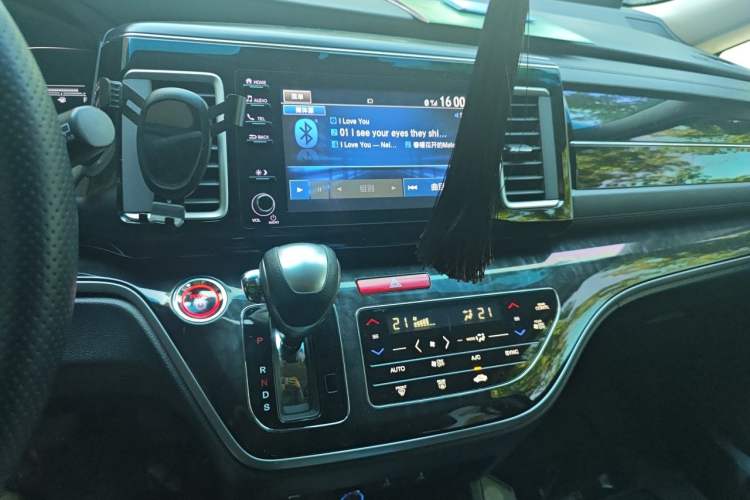 Used Honda Elysion 2019 2.0L Hybrid Luxury Edition Audio And AC Panel