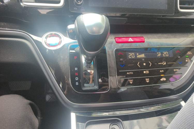 Used Honda Elysion 2019 2.0L Hybrid Luxury Edition Gear Lever
