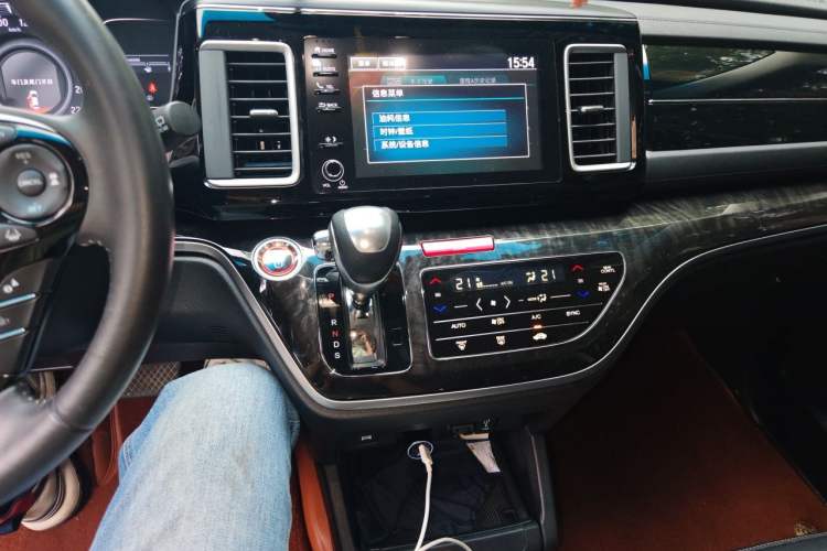 Used Honda Elysion 2019 2.0L Hybrid Luxury Edition Audio And AC Panel